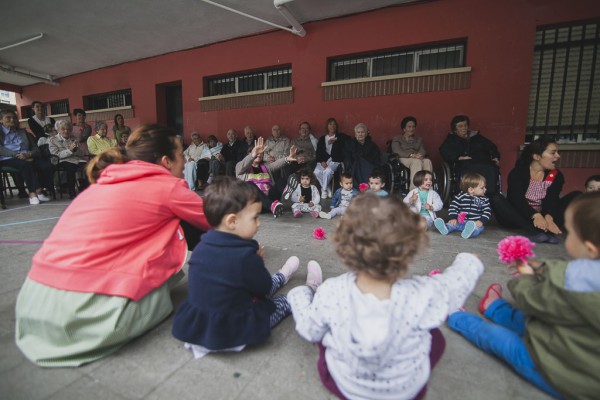 Terminamos el programa intergeneracional del Centro de Día de Arrasate con una fiesta en la Ikastola Arizmendi Fiesta en la Ikastola Arizmendi