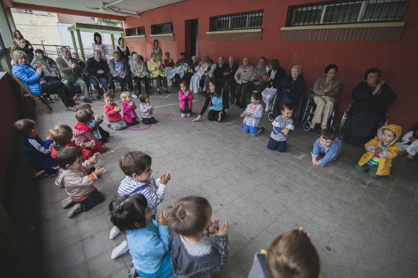 Terminamos el programa intergeneracional del Centro de Día de Arrasate con una fiesta en la Ikastola Arizmendi Fiesta en la Ikastola Arizmendi