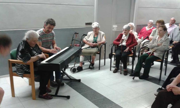 Musika tailerra Villabonako adinduentzako Santiago Egoitzan Musika tailerra Villabonako adinduentzako Santiago Egoitzan