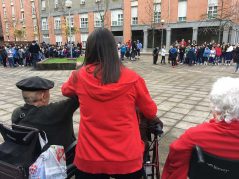La Residencia Txurdinagabarri, con el Olentzero del colegio Txurdinaga