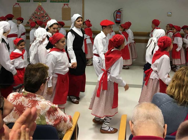 Euskal dantzak en la Residencia Txurdinagabarri por Santo Tomás