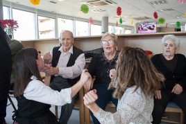 Olentzero y Mari Domingi visitan la Residencia Txurdinagabarri Olentzero y Maridomingi, en la Residencia Txurdinagabarri