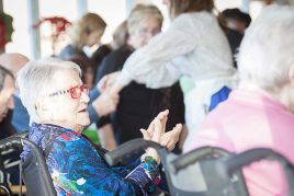 Olentzero y Mari Domingi visitan la Residencia Txurdinagabarri Olentzero y Maridomingi, en la Residencia Txurdinagabarri