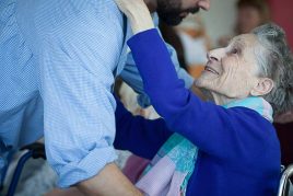 Olentzero y Mari Domingi visitan la Residencia Txurdinagabarri Olentzero y Maridomingi, en la Residencia Txurdinagabarri