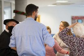 Olentzero y Mari Domingi visitan la Residencia Txurdinagabarri Olentzero y Maridomingi, en la Residencia Txurdinagabarri