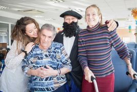 Olentzero y Mari Domingi visitan la Residencia Txurdinagabarri Olentzero y Maridomingi, en la Residencia Txurdinagabarri