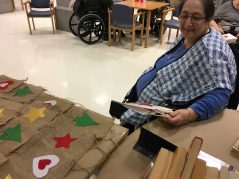 Mercadillo solidario en la Residencia Txurdinagabarri para Zaporeak