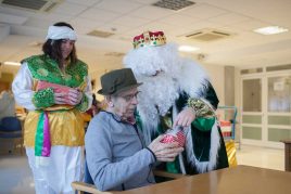 El regalo de los Reyes que emocionó a nuestras personas mayores Día de Reyes en la Residencia de mayores Txurdinagabarri