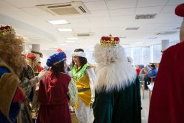 El regalo de los Reyes que emocionó a nuestras personas mayores Día de Reyes en la Residencia de mayores Txurdinagabarri