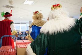 El regalo de los Reyes que emocionó a nuestras personas mayores Día de Reyes en la Residencia de mayores Txurdinagabarri
