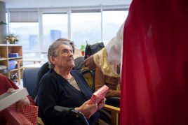 El regalo de los Reyes que emocionó a nuestras personas mayores Día de Reyes en la Residencia de mayores Txurdinagabarri