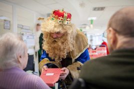 El regalo de los Reyes que emocionó a nuestras personas mayores Día de Reyes en la Residencia de mayores Txurdinagabarri