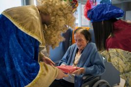 El regalo de los Reyes que emocionó a nuestras personas mayores Día de Reyes en la Residencia de mayores Txurdinagabarri