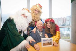 El regalo de los Reyes que emocionó a nuestras personas mayores Día de Reyes en la Residencia de mayores Txurdinagabarri