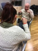 Estudiantes de Integración Social realizan actividades con nuestros mayores Estudiantes de Integración Social, en la Residencia de mayores Txurdinagabarri