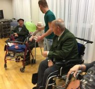 Estudiantes de Integración Social realizan actividades con nuestros mayores Estudiantes de Integración Social, en la Residencia de mayores Txurdinagabarri