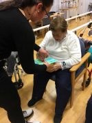 Estudiantes de Integración Social realizan actividades con nuestros mayores Estudiantes de Integración Social, en la Residencia de mayores Txurdinagabarri