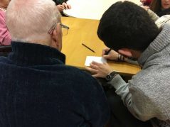 Estudiantes de Integración Social realizan actividades con nuestros mayores Estudiantes de Integración Social, en la Residencia de mayores Txurdinagabarri