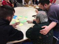 Estudiantes de Integración Social realizan actividades con nuestros mayores Estudiantes de Integración Social, en la Residencia de mayores Txurdinagabarri