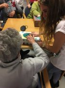 Estudiantes de Integración Social realizan actividades con nuestros mayores Estudiantes de Integración Social, en la Residencia de mayores Txurdinagabarri