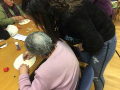 Estudiantes de Integración Social realizan actividades con nuestros mayores Estudiantes de Integración Social, en la Residencia de mayores Txurdinagabarri