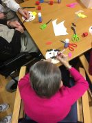 Estudiantes de Integración Social realizan actividades con nuestros mayores Estudiantes de Integración Social, en la Residencia de mayores Txurdinagabarri