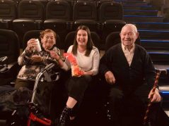 Salida al cine para ver la nueva versión de "Mujercitas" El grupo de la Residencia Txurdinagabarri, en el cine