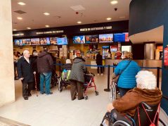 Salida al cine para ver la nueva versión de "Mujercitas" El grupo de la Residencia Txurdinagabarri, en el cine