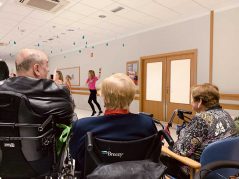 "Baila Donosti" pone a bailar a toda la Residencia Txurdinagabarri Baila Donosti en la Residencia Txurdinagabarri de Bilbao