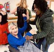 "Baila Donosti" pone a bailar a toda la Residencia Txurdinagabarri Baila Donosti en la Residencia Txurdinagabarri de Bilbao