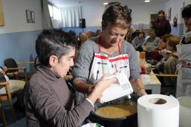 "Sanblasak" egiten Barandiaran Egoitzan Tortas de San Blas en la Residencia Barandiaran de Durango