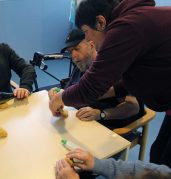 "Sanblasak" egiten Barandiaran Egoitzan Tortas de San Blas en la Residencia Barandiaran de Durango