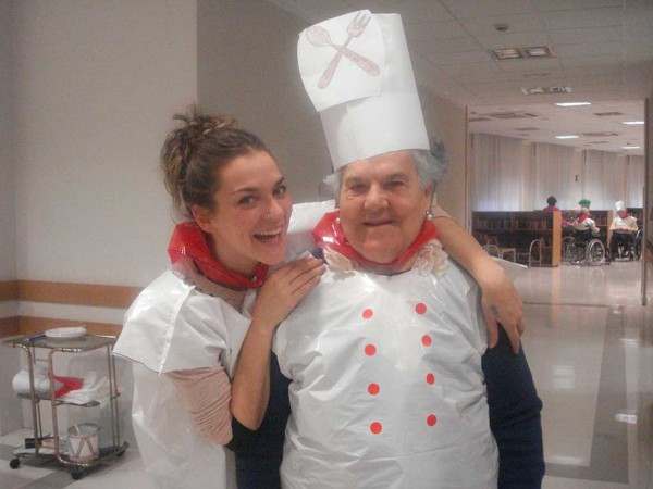 Tamborrada rojiblanca en el Carnaval de Txurdinagabarri Carnaval en Txurdinagabarri