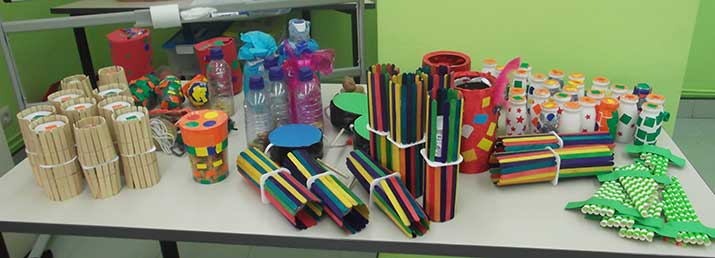 Las personas mayores del Centro de Día de Arrasate enseñan canciones a los txikis de la Ikastola Arizmendi