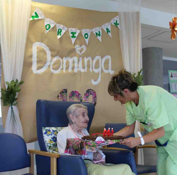 Domingak 100 urte bete ditu