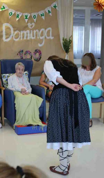 Domingak 100 urte bete ditu