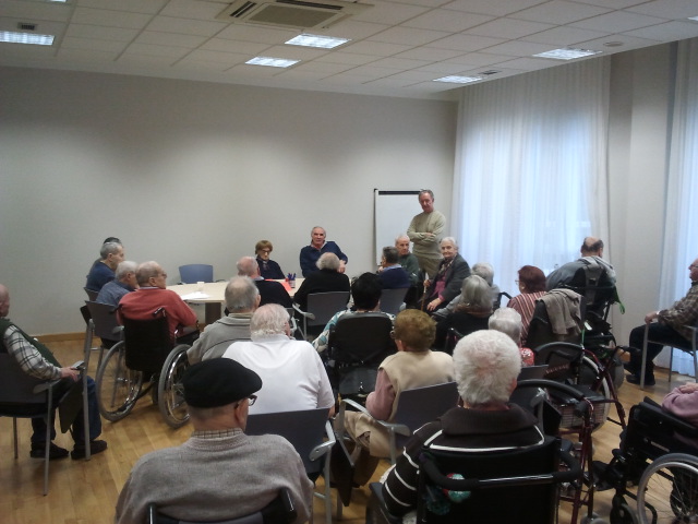 Iribar atezain mitikoa Txurdinagabarri Egoitzako Oroipen Tailerren parte hartu du José Angel Iribar, en el Taller de Reminiscencia (Foto: FEAFV)