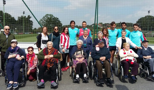 Txurdinagabarriko egoitzak antolatutako Futbolean oinarritutako oroipen-tailerrean parte hartzen duten adinekoak Lezaman izan dira