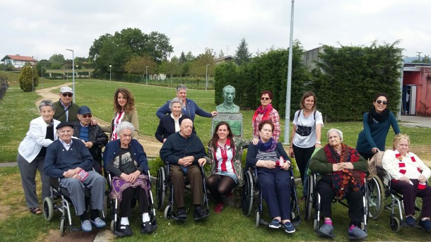 Txurdinagabarriko egoitzak antolatutako Futbolean oinarritutako oroipen-tailerrean parte hartzen duten adinekoak Lezaman izan dira