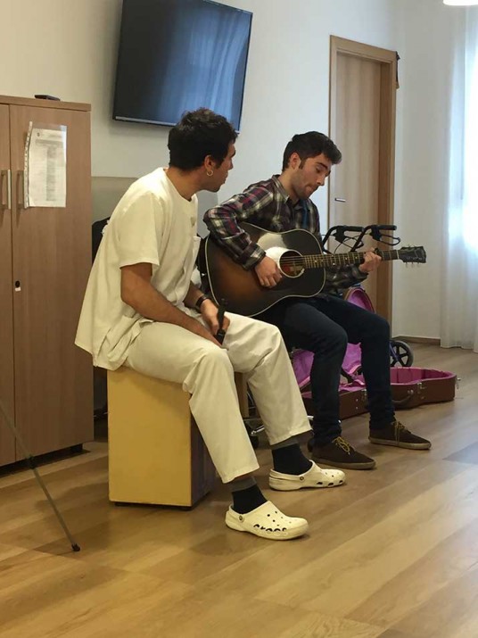 "Akustik Histories", musika emanaldia Soraluzeko Eguneko Zentroan Akustik Histories en el Centro de Día de personas mayores de Soraluze