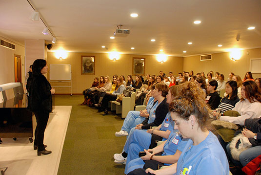 La Facultad de Enfermería de la Universidad de Navarra vuelve a organizar una visita a nuestro hospital La Facultad de Enfermería de la Universidad de Navarra vuelve a organizar una visita a nuestro hospital