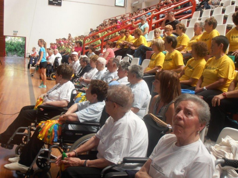 Joxe Miel Barandiaran zentroko egoiliarrek Durangaldeko Adinekoentzako Gimnasia Topaketan parte hartu dute Gimnasia Topaketak