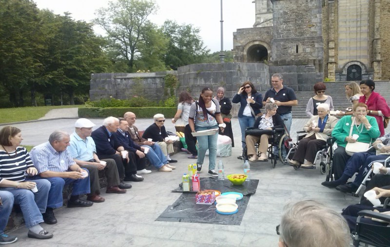 Residentes de Joxe Miel Barandiaran participan en un taller intercultural con personas inmigrantes Taller intercultural