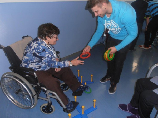 Joxe Miel Barandiaran zentroko egoiliarrek proiektu batean lagundu diete Maristetan Mekanizazioa ikasten duten ikasleei