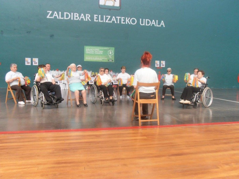 Joxe Miel Barandiaran zentroko egoiliarrek Durangaldeko Adinekoentzako Gimnasia Topaketan parte hartu dute Gimnasia Topaketak