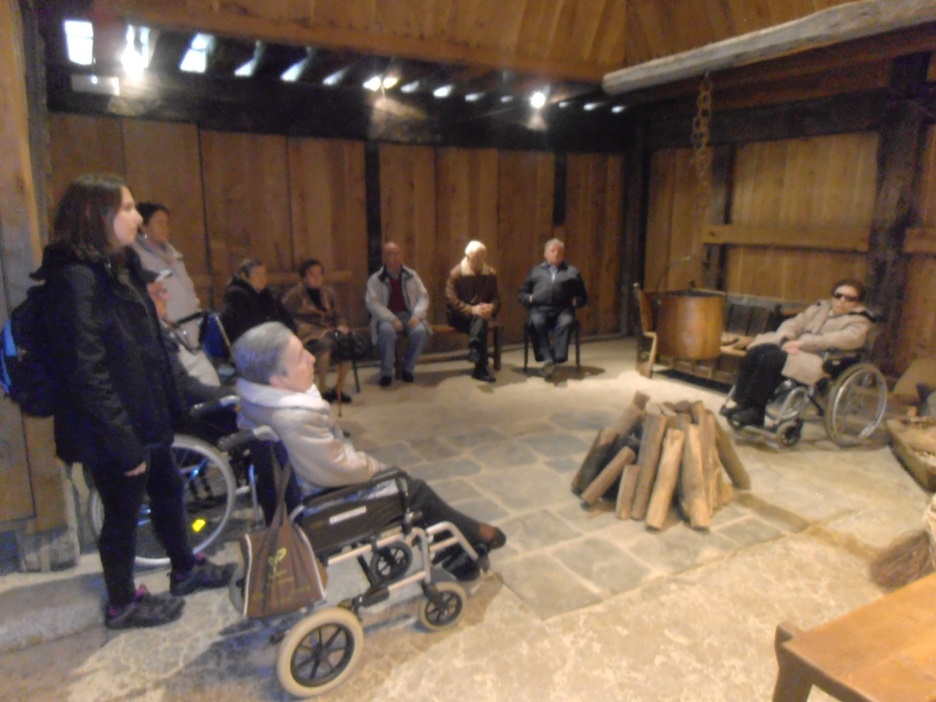 Las personas mayores de la Residencia Barandiaran visitan el caserío Landetxo Goikoa