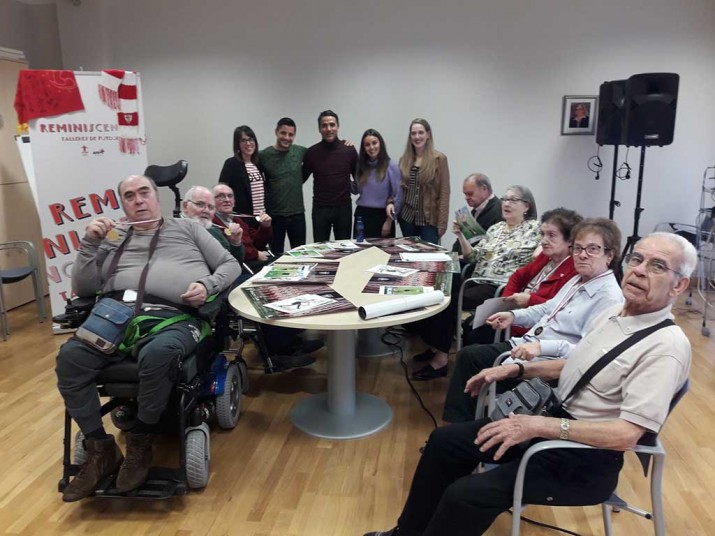 Taller de reminiscencia fútbol en la residencia de ancianos Txurdinagabarri de Bilbao