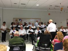 Actuación del Coro de la Asociación de Mayores Gure Kabi
