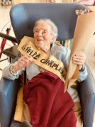 Nuestra residente Carmen cumple 104 años Cumpleaños en la Residencia de mayores Txurdinagabarri de Bilbao