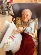 Nuestra residente Carmen cumple 104 años Cumpleaños en la Residencia de mayores Txurdinagabarri de Bilbao